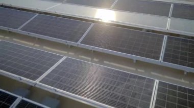 Elektrik üreten fabrikanın çatısındaki güneş panellerinin insansız hava aracı görüntüsü. Yeşil enerji