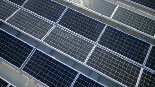 Drohnenblick Auf Sonnenkollektoren Auf Dem Dach Der Fabrik Die Strom — Stockvideo