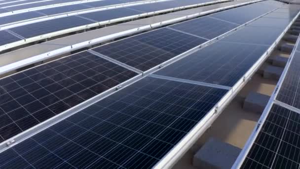 Вид Сонячні Батареї Даху Заводу Виробляє Електроенергію Зелена Енергія — стокове відео