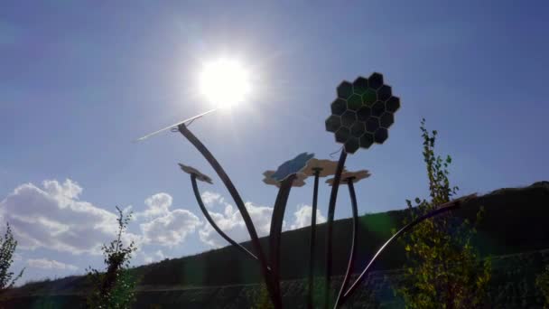 Çiçek Şeklinde Dizayn Edilmiş Güneş Panelleri Güneş Panelleri Elektrik Üretiyor — Stok video