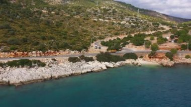 Dağların ve denizin kıyısında güzel bir yol. Drone kamera, Akdeniz.