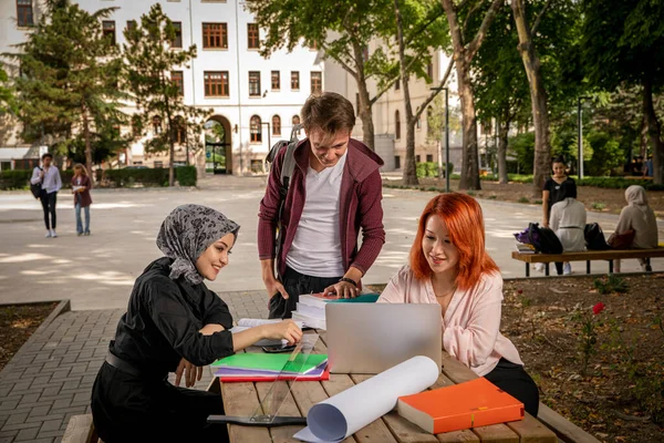 Les Jeunes Étudiants Étudient Ensemble Discutent Regardent Ordinateur Regardent Des — Photo