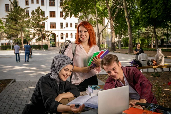若い学生が一緒に勉強し チャットし コンピュータを見て 映画を見て 学校の庭で笑います キャンパス 学校の庭 イスラム教徒の学生 キリスト教徒 ユダヤ人 — ストック写真