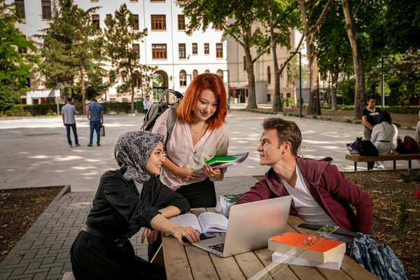 Les Jeunes Étudiants Étudient Ensemble Discutent Regardent Ordinateur Regardent Des — Photo