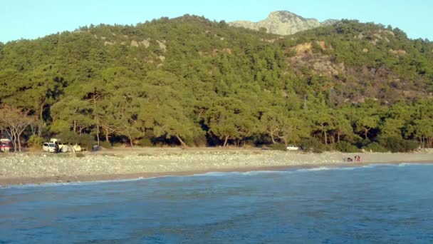 无人驾驶相机从海上飞到陆地上 进入树木中 美丽的风景 地中海海岸 — 图库视频影像
