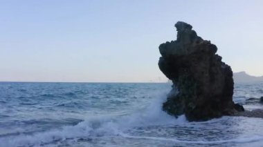 Drone kamerası uçuyor. Andolsun denize ve kuşluk vaktine. Türkiye 'nin Akdeniz' in güney kıyısı.