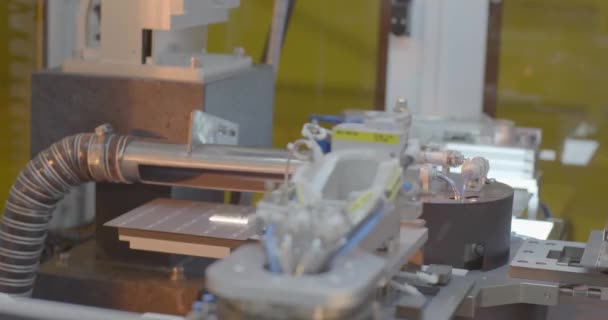 太阳能电池板生产厂自动化系统输送机 — 图库视频影像
