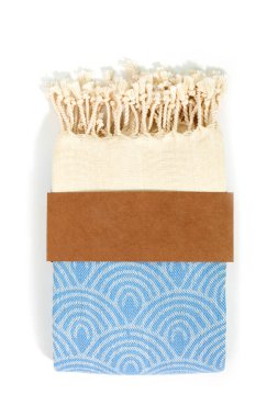 Mavi Türk havlusu spa, plaj, havuz, hafif seyahat, sağlıklı moda ve hediyeler için renkli tekstil katlandı. Geleneksel Türk hamamı malzemesi