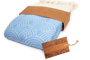 Mavi Türk havlusu spa, plaj, havuz, hafif seyahat, sağlıklı moda ve hediyeler için renkli tekstil katlandı. Geleneksel Türk hamamı malzemesi