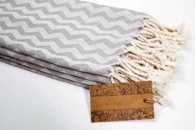 Peshtemal Türk havlusu spa, plaj, havuz, hafif seyahat, sağlıklı moda ve hediyeler için renkli tekstil katlandı. Geleneksel Türk hamamı malzemesi, eşarp