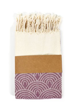 Mor ve bej renkli Türk havlusu spa, plaj, havuz, hafif seyahat, sağlıklı moda ve hediyeler için renkli tekstil katlandı. Geleneksel Türk hamamı malzemesi, eşarp