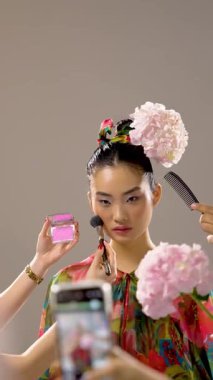 Yaratıcı fotoşoplar sırasında Asyalı modelin yer aldığı dinamik moda stüdyosu videosu. Aralıksız kamera hareketleri, sahne arkası anları ve etkileyici stil modern bir sinema üretimi yaratır..