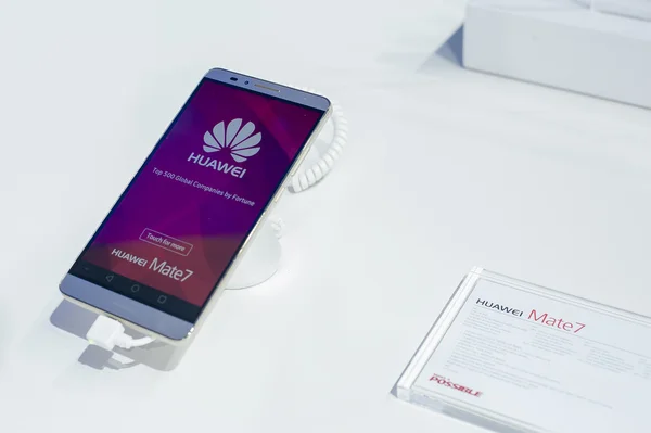 Zdejmowany świat Kongres 2015. Huawei Mate 7 — Zdjęcie stockowe