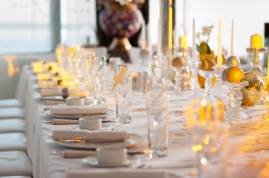 Tablo cam ve plaka ile dekore edilmiş