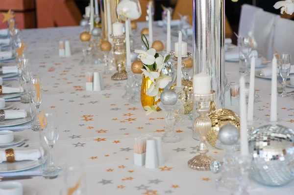Красиво оформленный стол со стеклом и пластиной — стоковое фото