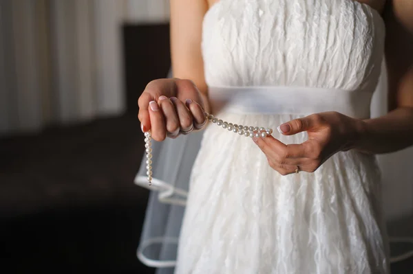 Young girl or bride holding a necklace of pearls — Stock Photo, Image