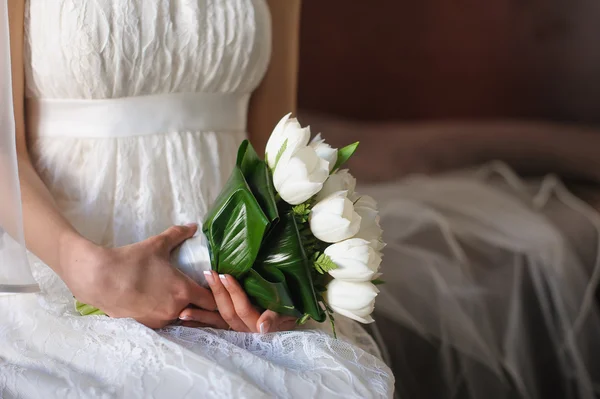 Белые тюльпаны в руках невесты . — стоковое фото