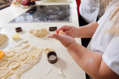 Çocuk elinde hamur yoğurmak 
