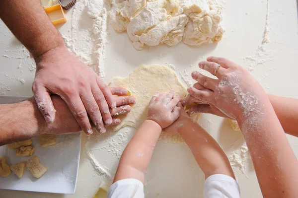 Mãos adulto, criança cozinhar biscoitos na cozinha closeup — Fotografia de Stock