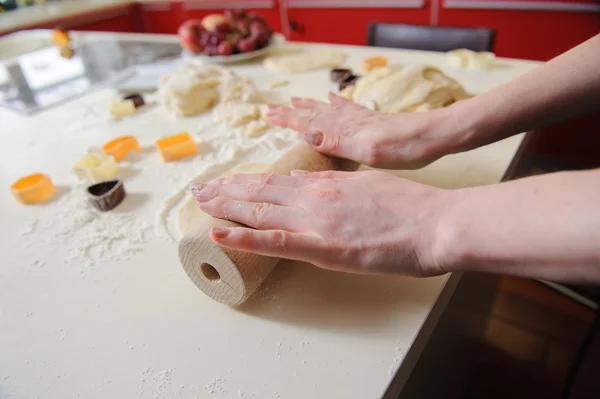 Primer plano de la mano de la mujer con galletas para hornear rodantes — Foto de Stock