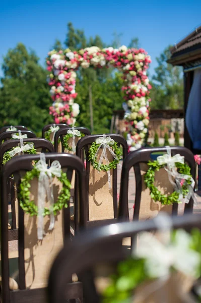 Sillas marrones decoradas para ceremonia de boda — Foto de Stock
