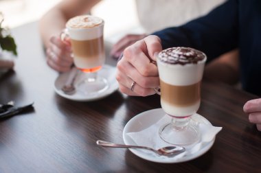 Erkek ve kadın kahve fincan holding