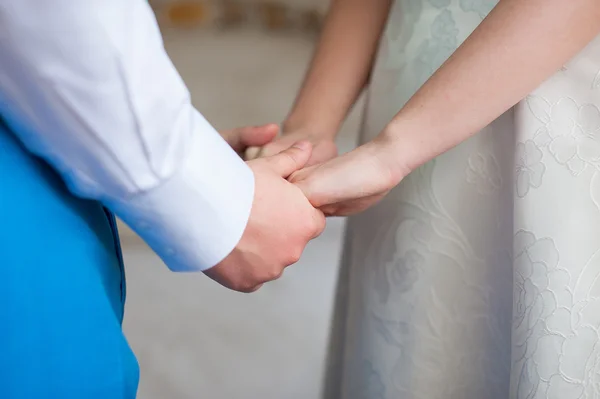 Bruid en bruidegom hand in hand — Stockfoto