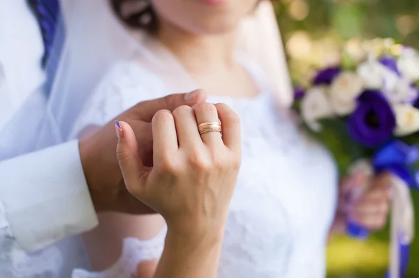 Homme et femme étreignant, tenant la main avec anneau — Photo
