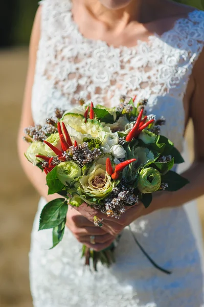 Bouquet in mani di sposa — Foto Stock