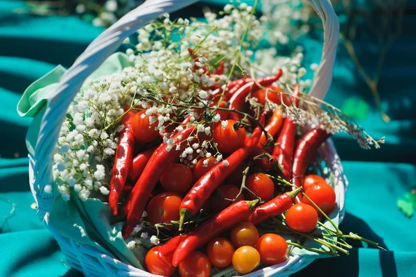 Mand met kleine tomaten en paprika — Stockfoto