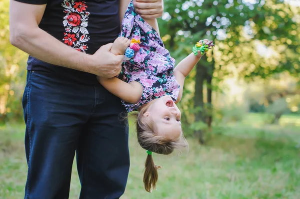 Papá juega con su hija — Foto de Stock