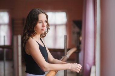 Genç dansçı Studio pencereden dışarı bakıyor