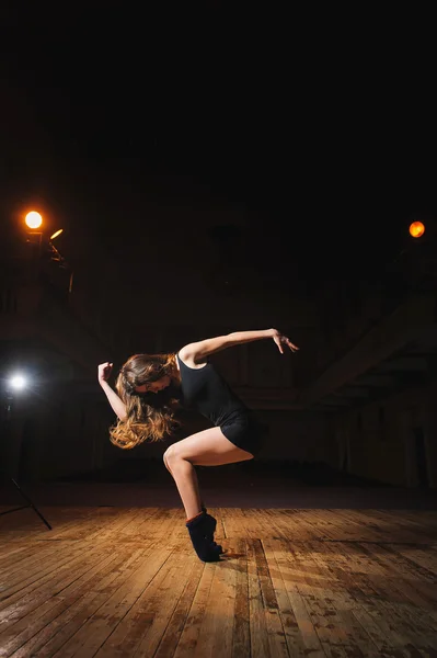 Joven bailarina morena en el escenario —  Fotos de Stock