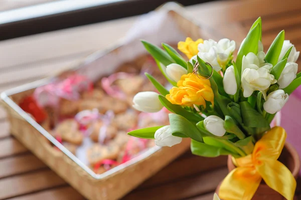 Wedding rings on a tulips bouquet — Stock Photo, Image