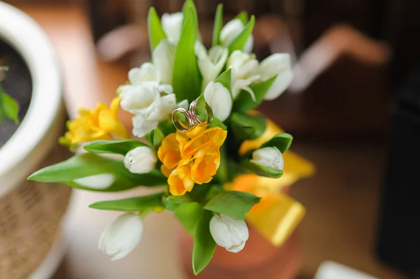 Anéis de casamento em um buquê de tulipas — Fotografia de Stock