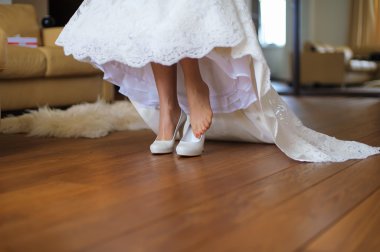 Gelin odada ayakkabı giyer