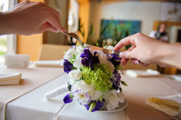 Bouquet da sposa e mano con posate — Foto Stock