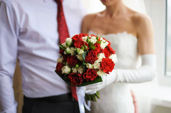 Buquê de noivas de rosas brancas e vermelhas — Fotografia de Stock