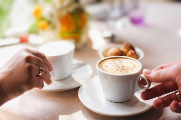 Pasangan di kafe, memegang secangkir kopi — Stok Foto