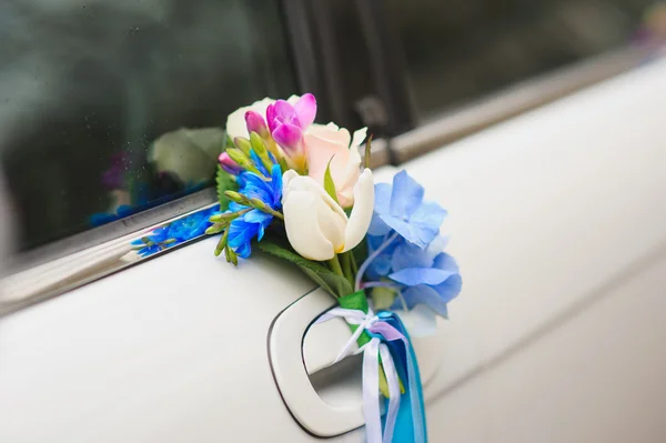 車のハンドルの花の配置 — ストック写真
