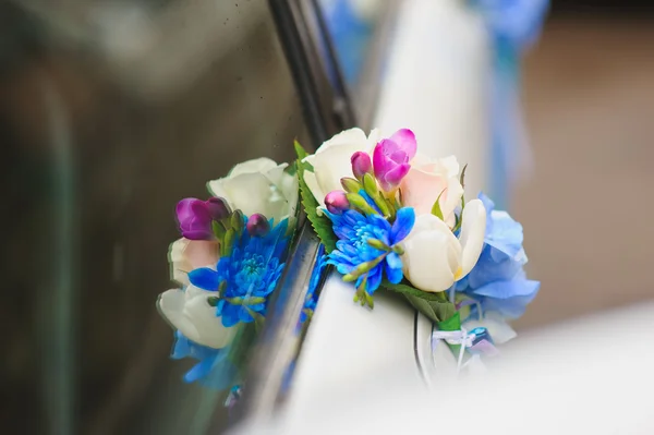 車のハンドルの花の配置 — ストック写真