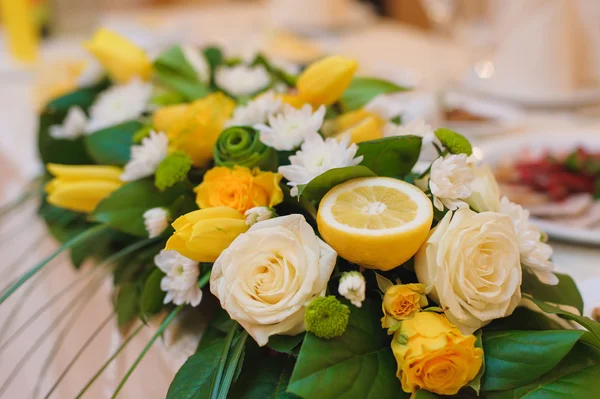Virág elrendezése virágokkal és fél citrommal — Stock Fotó