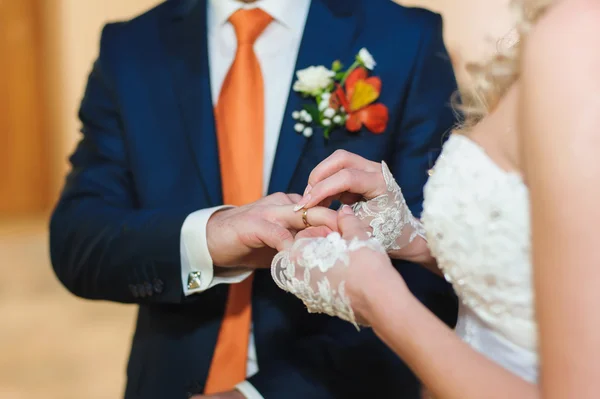 Noiva e noivo trocando anéis de casamento — Fotografia de Stock