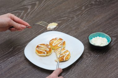 Kız süzme peynir krep yiyor