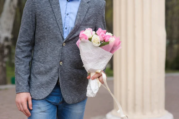 Homem com buquê de flores à espera de uma mulher — Fotografia de Stock