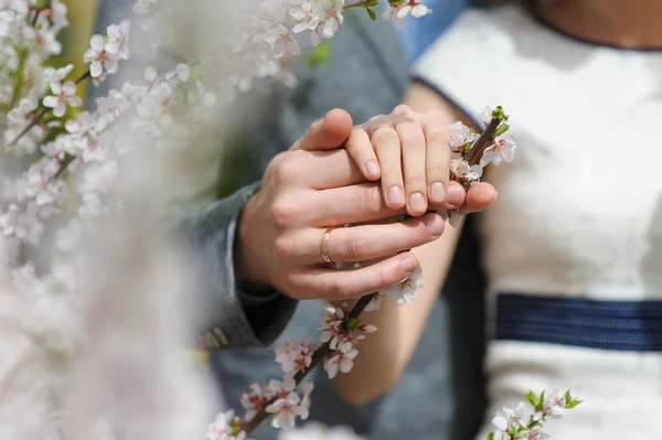 Braut und Bräutigam halten Händchen mit Ringen — Stockfoto