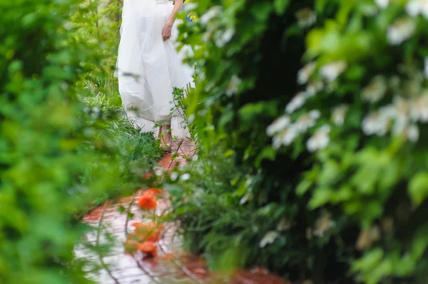 Braut inmitten grüner Büsche — Stockfoto