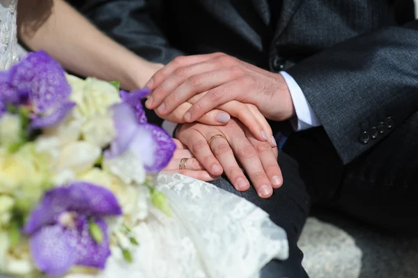 Свадебная пара держится за руки — стоковое фото
