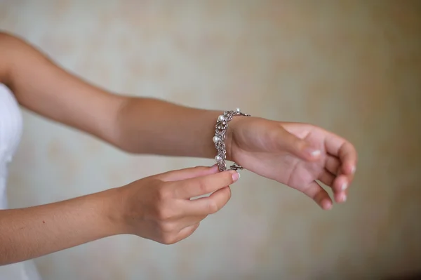 Bruid zet op armband — Stockfoto