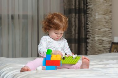 oynarken sevimli bebek